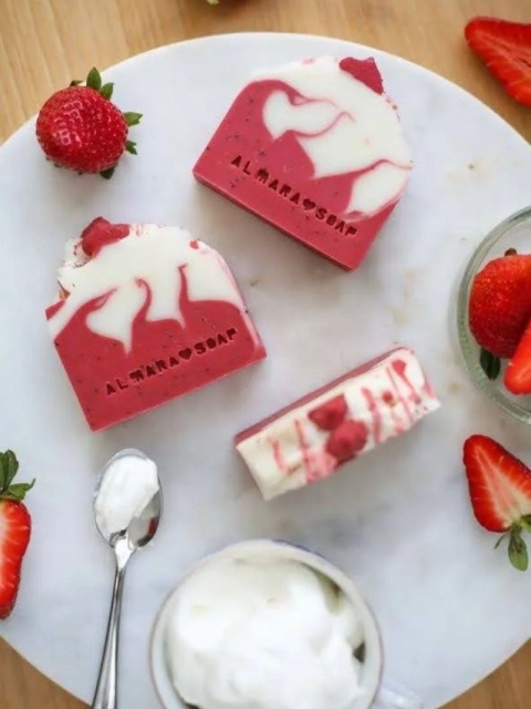 Mydło Strawberry & Cream mydło o zapachu truskawek100 g – Almarasoap, w tle truskawki i śmietanka Mydło Strawberry & Cream mydło o zapachu truskawek100 g – Almarasoap, w tle truskawki i śmietanka