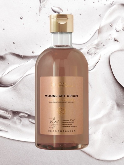 Żel do kąpieli i pod prysznic Moonlight Opium 400 ml – Stara Mydlarnia, w tle srebrzysta tafla Żel do kąpieli i pod prysznic Moonlight Opium 400 ml – Stara Mydlarnia, w tle srebrzysta tafla