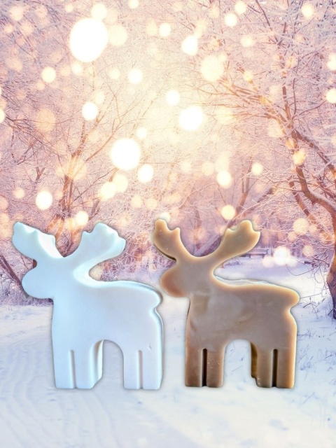 Dwa myydło glicerynowe Renifer  biały i brązowy  - świateczne tło, lampki, śnieg