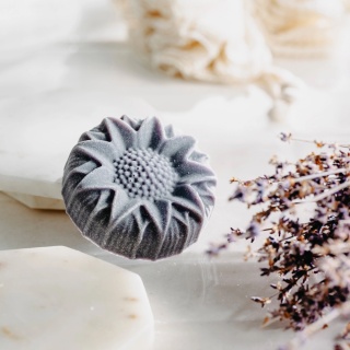 Mydło z pumeksem do rąk Lawenda z May Chang 110 g – Miodowa Mydlarnia