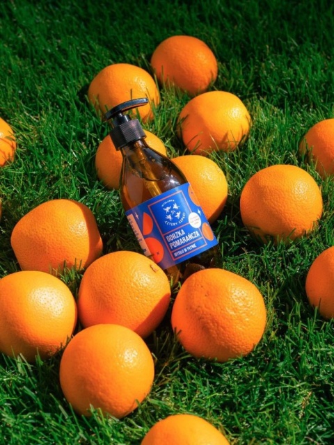 Mydło w płynie Gorzka Pomarańcza 300 ml – w tle pomarańcze  i trawa