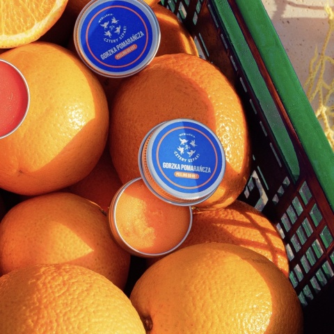 Peeling do ust Gorzka Pomarańcza 15 ml – aranżacja z pomarańczami