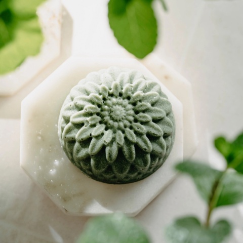 Mydło z pumeksem do stóp Mięta z May Chang 110 g – aranżacja