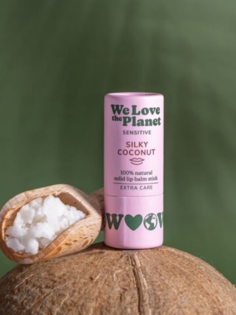 Naturalny balsam do ust wrażliwych SIlky Coconut (Velvet Daily) - intensywna ochrona 4,9 g – We Love The Plane, aranżacja