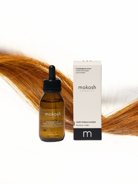 Trychologiczne serum - wcierka stymulująca porost włosów Rozmaryn z miętą – Mokosh, w tle kosmyk włosów