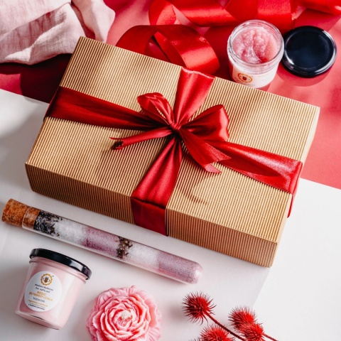 Zestaw Różowy - Masło, Peeling, Sól i Świeca – zapakowany prezent