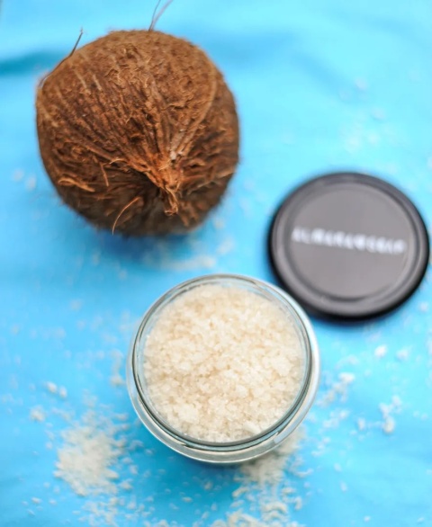 Body scrub Coconut Pearl 180 g – aranżacja z kokosem