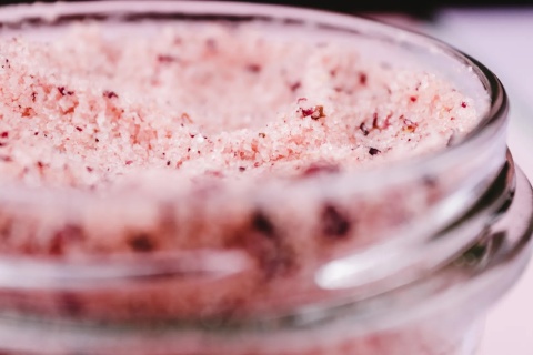 Cukrowo-solny scrub do ciała Strawberry Cream 180 g – prezentacja z bliska kryształków peelingu