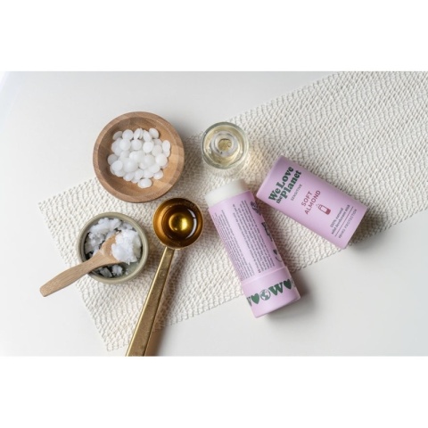 Dezodorant w sztyfcie SOFT ALMOND (SO SENSITIVE), certyfikowany, bez aluminium 40 g – aranżacja, surowce