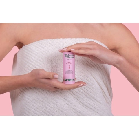Dezodorant w sztyfcie SOFT ALMOND (SO SENSITIVE), certyfikowany, bez aluminium 40 g – aramżacja z modelką