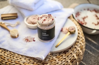 Luksusowa sól do kąpieli Rose Garden 450 g – Almara Soap