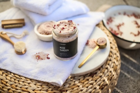 Luksusowa sól do kąpieli Rose Garden 450 g – aranżacja