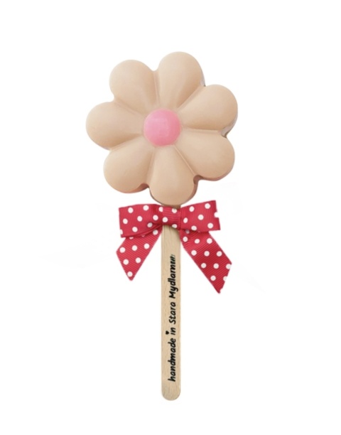 Mydło naturalne Stokrotka Sweet Daisy na patyku 90 g – Stara Mydlarnia, produkt z czerwoną wstążką