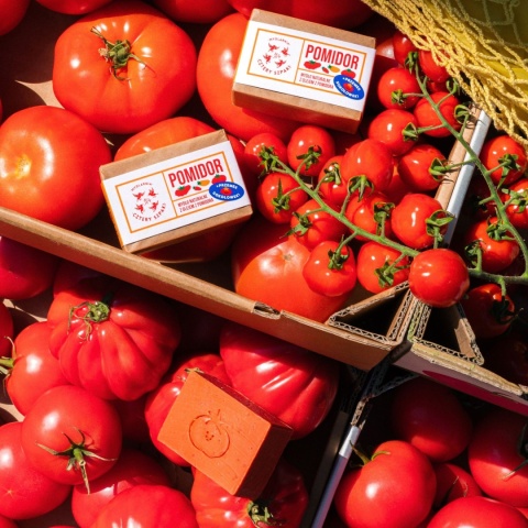 Naturalne mydło w kostce Pomidor x Przemek Sokołowski 110 g – aranżacja