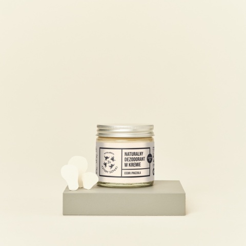 Naturalny dezodorant w kremie Cedr i Paczula z dodatkiem sody 60 ml, aranżacja na podeście