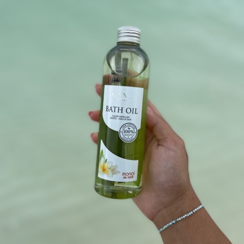 Olejek do kąpieli monoi de tahiti 250 ml - prezentacja w dłoni