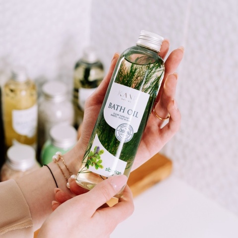 Olejek do kąpieli jodła syberyjska 250 ml - prezentacja produktu w dłoniach