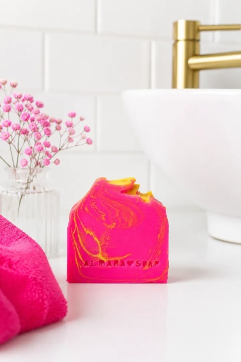 Ręcznie robione mydło o zapachu owocowych gum do żucia Pink Paradise 100 g – Almara Soap