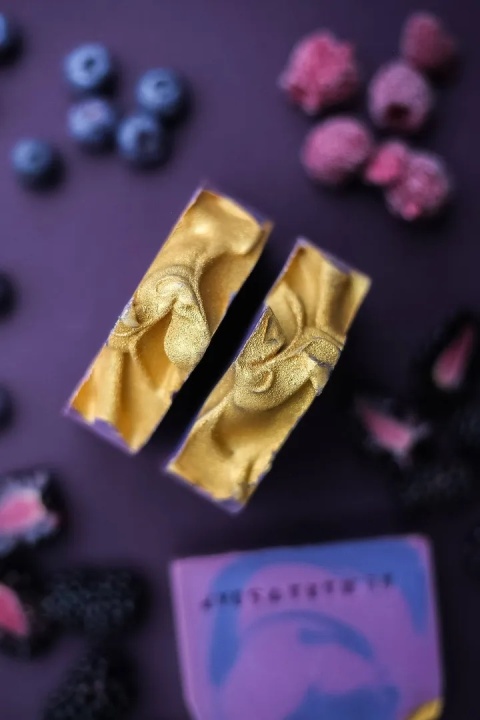 Designerskie ręcznie robione mydło o intensywnym zapachu owoców leśnych Blackberry 100 g – Almara Soap