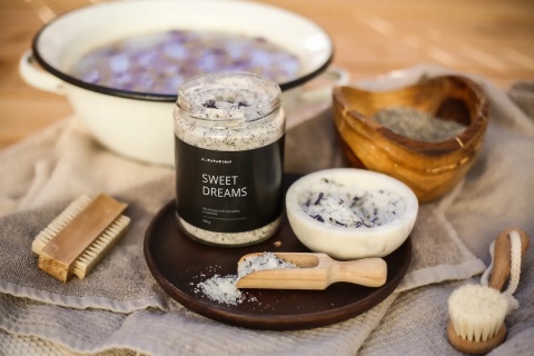 Relaksująca sól do kąpieli Sweet Dreams 450 g – aranżacja